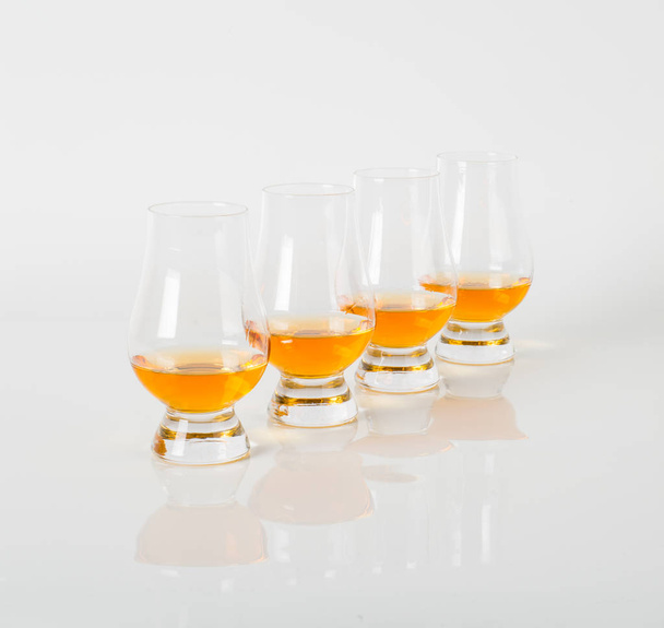 Set di bicchieri di degustazione di malto singolo, whisky di malto singolo
 - Foto, immagini