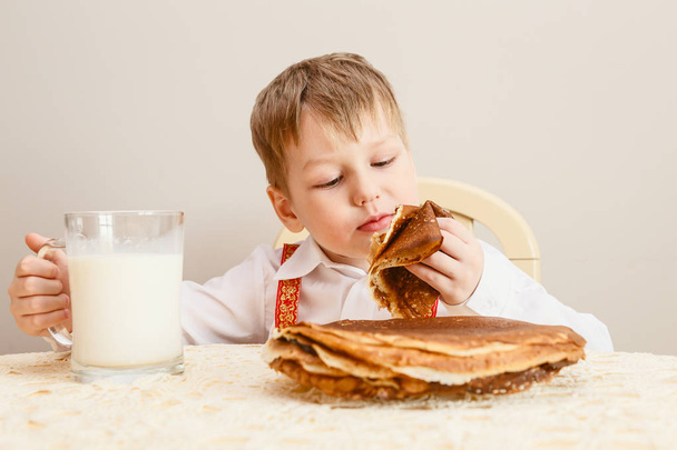 boy eating pancakes - Valokuva, kuva