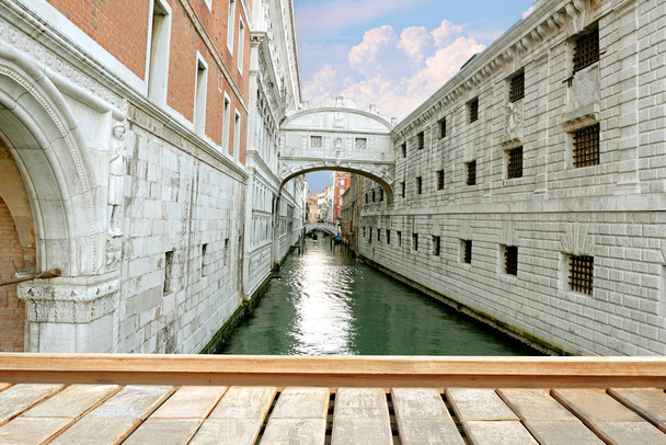 Gondola a kis csatorna halad felé nevezetes Sóhajok hídja (Ponte dei Sospiri) Velence, Olaszország. - Fotó, kép