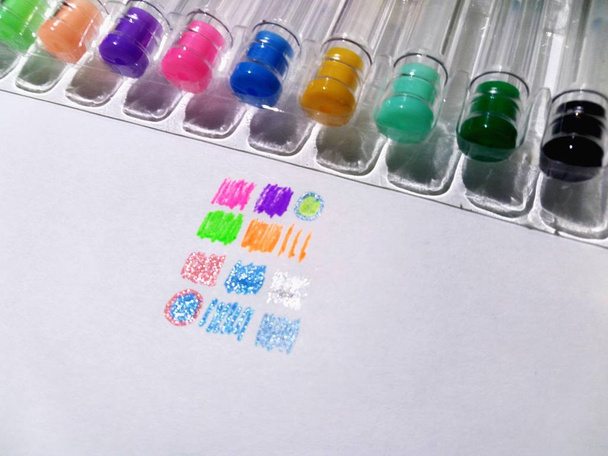 Värilliset kynät valkoiselle paperiarkille
 - Valokuva, kuva