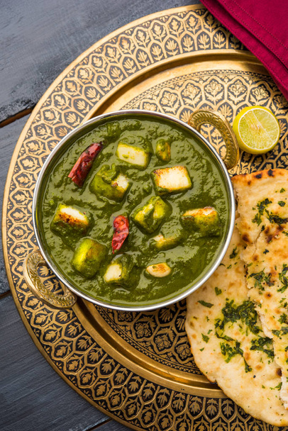 Indyjskie curry danie - Palak paneer ze szpinakiem i serem, podawane w misce biały, Selektywny fokus - Zdjęcie, obraz