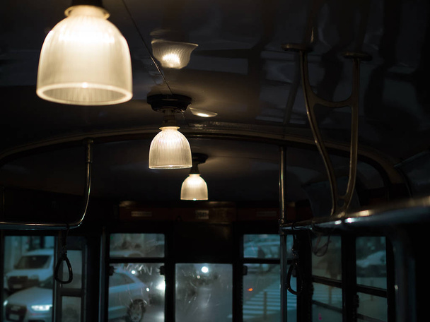 Лампочка в старому трамваї
 - Фото, зображення