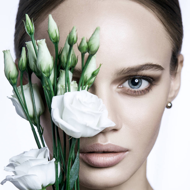 Calmo beleza moda modelo mulher rosto. Retrato com flor de rosa branca
. - Foto, Imagem
