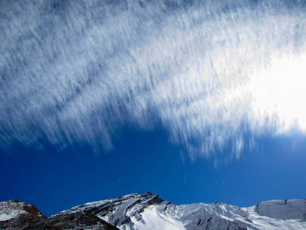 Three-layered image of mountains, clear sky and feathery clouds  - Foto, Imagen