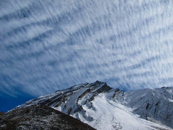Three-layered image of mountains, clear sky and feathery clouds - Foto, immagini