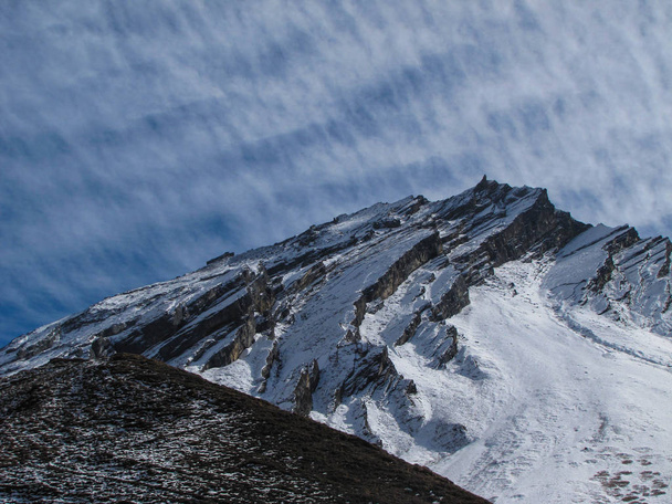Three-layered image of mountains, clear sky and feathery clouds - 写真・画像