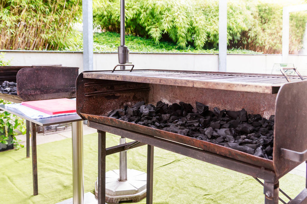 Charbon de bois sur grand barbecue
 - Photo, image