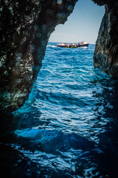 Görögország, Zakynthos, augusztus 2016. Sziklák, barlangok és a blue water - Fotó, kép