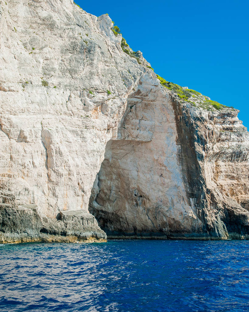 Grèce, Zakynthos, août 2016. Rochers, grottes et eaux bleues
 - Photo, image
