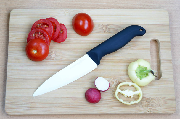 Keramische mes voor het snijden van voedsel - Foto, afbeelding