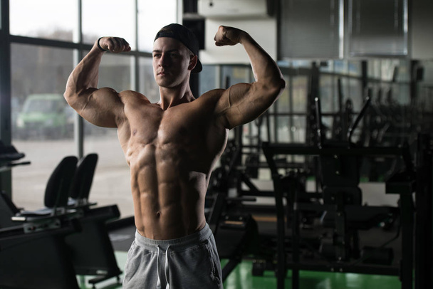 Bodybuilder Fitness Model Posing Double Biceps After Exercises - Φωτογραφία, εικόνα