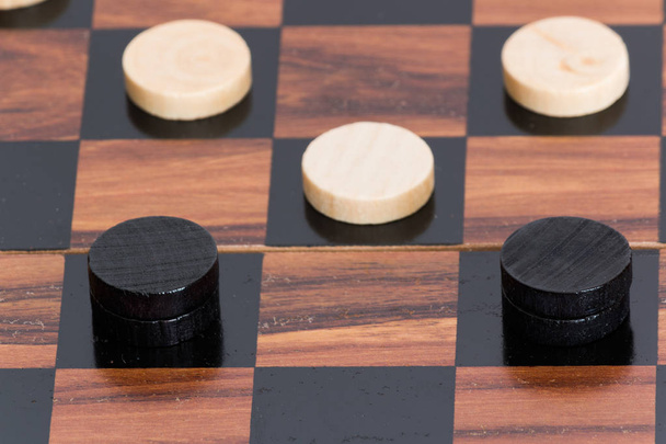 Pedales fotografiados en un tablero de ajedrez
 - Foto, Imagen