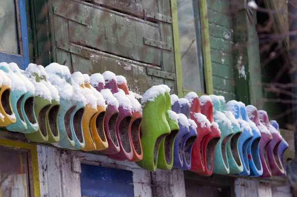 χρωματιστά ξύλινα παπούτσια - Φωτογραφία, εικόνα