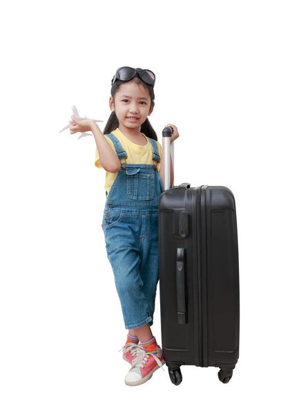 Asiatico bambina tenere un aereo in mano e in piedi con aletta
 - Foto, immagini