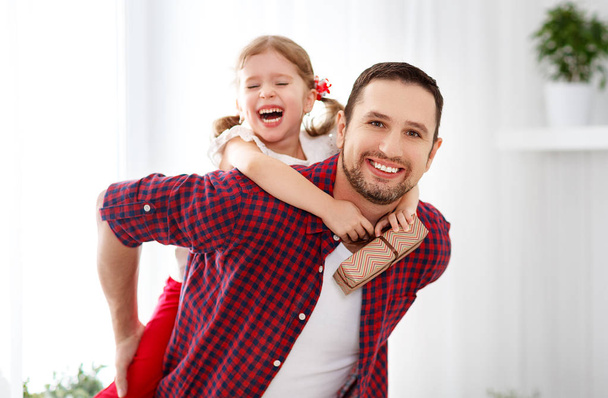 Vatertag. glückliche Familientochter umarmt Papa und lacht - Foto, Bild