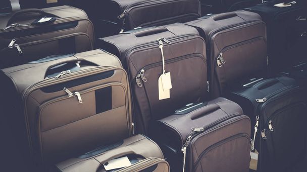 Vintage tyyli matkalaukut tai matkatavarat osoittavat ostoskeskuksessa. Matkalaukut laukku matka matkailu pinottu yhteen lattialle
. - Valokuva, kuva