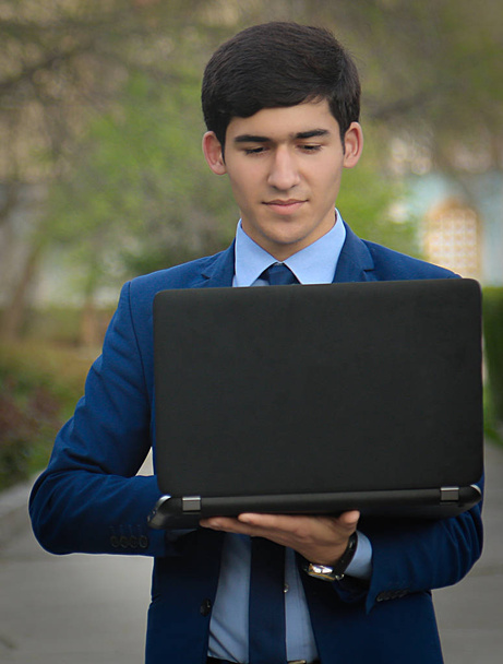 Молодой предприниматель с ноутбуками
 - Фото, изображение