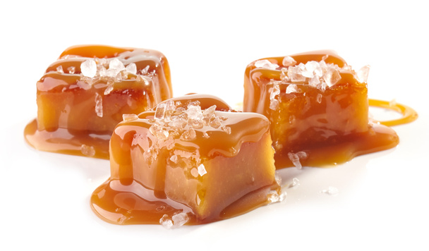 zelfgemaakte gezouten karamel stukken - Foto, afbeelding