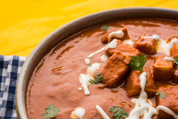 Paneer Butter Masala oder Käsecurry, beliebtes indisches Mittag- / Abendessen bei Hochzeiten oder Partys, selektiver Fokus - Foto, Bild