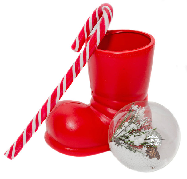 Червоний Санта-Клауса чоботи, туфлі і цукерки палички ізольованих, білий  - Фото, зображення