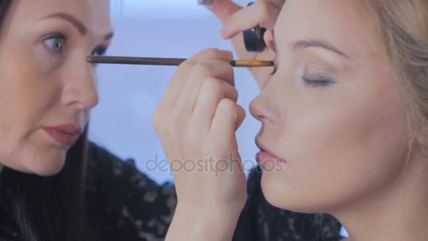 profesionální maskérka aplikující oční stíny - Záběry, video