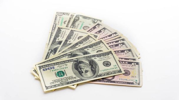 amerikanisches Geld Dollarnoten Banknoten auf weißem Hintergrund - Foto, Bild