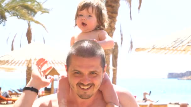 Щасливий батько з милою дочкою на шиї
 - Кадри, відео