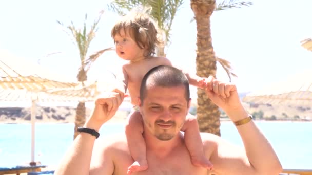 Boldog apa aranyos lánya a nyakán - Felvétel, videó