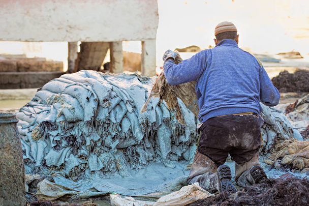 Handwerker Farbauftrag auf Leder in Gerberei Marrakesch Medina  - Foto, Bild
