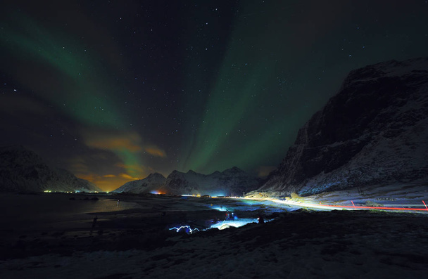 Удивительные разноцветные Aurora Borealis также известны как Северное сияние в ночном небе над Лофотенским ландшафтом, Норвегия, Скандинавия
. - Фото, изображение