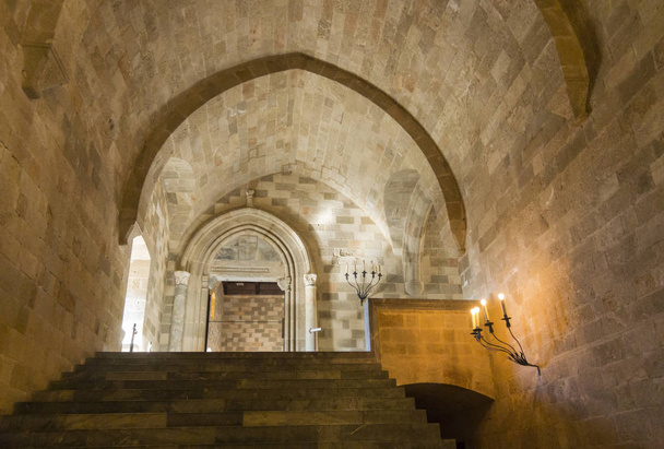 Escadaria de pedra no palácio em Rhodes Cidade Velha
 - Foto, Imagem