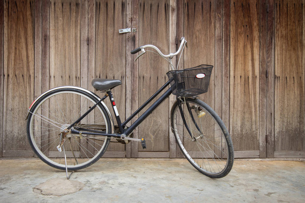 Vintage Polkupyörä seisoo lähellä vintage puuseinä
 - Valokuva, kuva