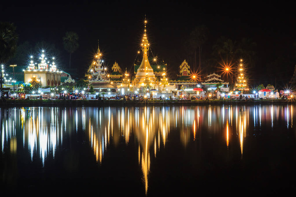 Wat Jong Klang dans la nuit noire et la réflexion à Maehongson, province Nord de la Thaïlande
 - Photo, image