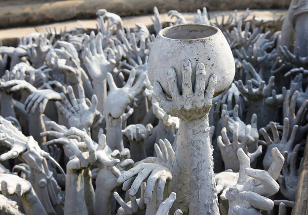 Τα χέρια άγαλμα από την κόλαση στο Wat Rong Khun στο Τσιάνγκ Ράι, Ταϊλάνδη - Φωτογραφία, εικόνα