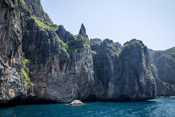 falaise et la mer claire Phi Phi îles au sud de la Thaïlande
. - Photo, image