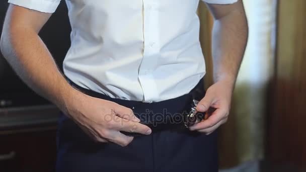 uomo in camicia bianca mette cintura nei pantaloni
 - Filmati, video