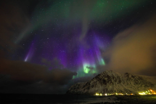 Amazing multicolorido Aurora Borealis também conhecido como luzes do norte no céu noturno sobre a paisagem Lofoten, Noruega, Escandinávia
. - Foto, Imagem