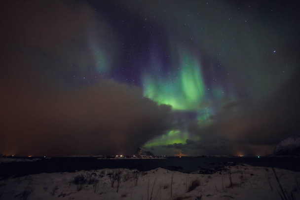 Increíble Aurora Boreal multicolor también conocida como auroras boreales en el cielo nocturno sobre el paisaje de Lofoten, Noruega, Escandinavia
. - Foto, imagen