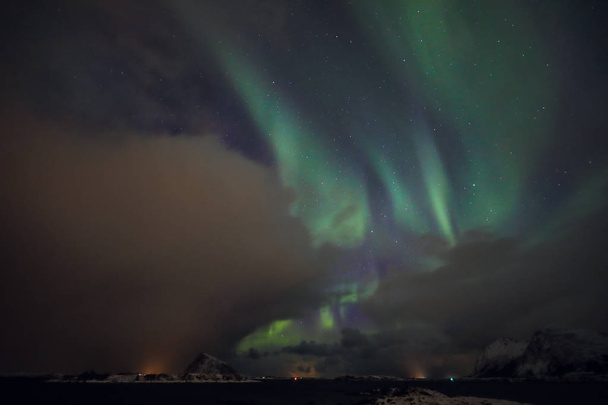 Çok renkli Aurora Borealis şaşırtıcı da biliyorum Kuzey ışıkları gece gökyüzünde Lofoten üzerinde manzara, Norveç, Scandinavia gibi. - Fotoğraf, Görsel