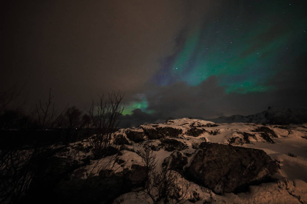 Εκπληκτικές πολύχρωμες Aurora Borealis επίσης, γνωρίζουμε ως το βόρειο σέλας στον νυχτερινό ουρανό πάνω Lofoten τοπίο, Νορβηγία, Σκανδιναβία. - Φωτογραφία, εικόνα