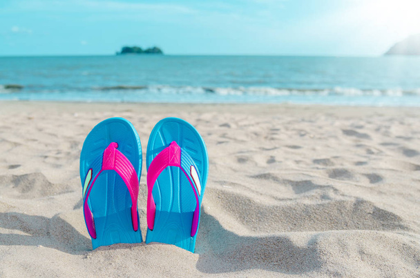 chinelos coloridos na praia contra o céu ensolarado
. - Foto, Imagem