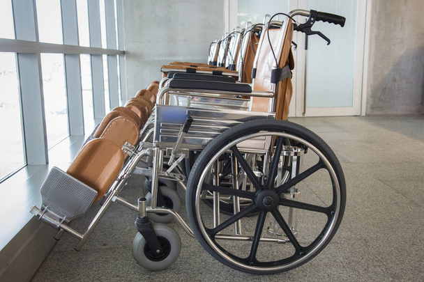 Φωτογραφία της αναπηρικής πολυθρόνας στο νοσοκομείο - Φωτογραφία, εικόνα