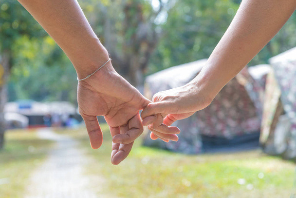 Šťastný pár se drží ruce společně jako navždy lásku v Valentine - Fotografie, Obrázek