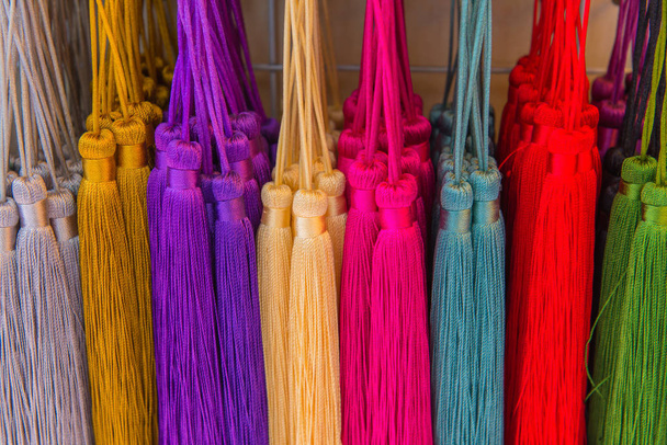 Borlas de fio com colorido para decorar no festival
 - Foto, Imagem