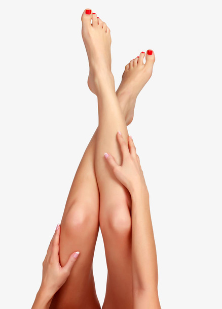 Naisen jalat vaaleanharmaalla pohjalla, eristetty
 - Valokuva, kuva