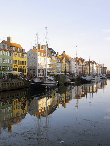 Een zonnige dag in het district Nyhavn in de Deense hoofdstad, C - Foto, afbeelding