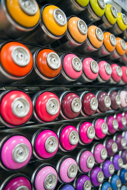 latas coloridas de tinta
 - Foto, Imagem