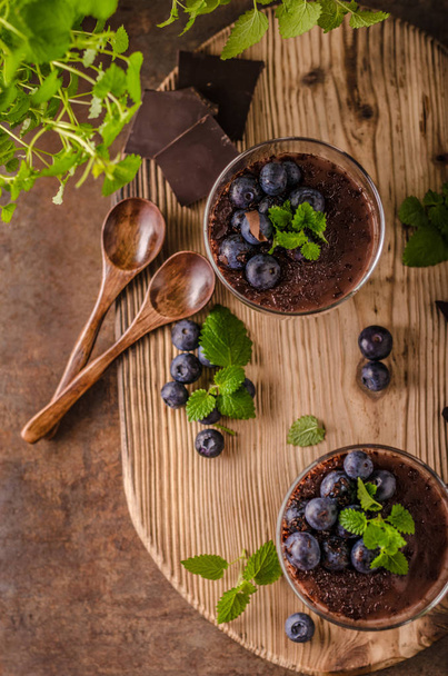 Chocolate pudding with berries and herbs - Foto, afbeelding