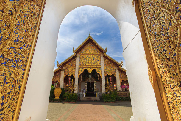 Thai temple of buddhism, Wat Phra That Hariphunchai in lamphun, Tailandia
 - Foto, imagen