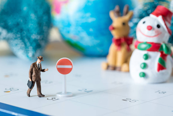 business miniature figures people on 31 day calendar with stop s - Foto, Imagem